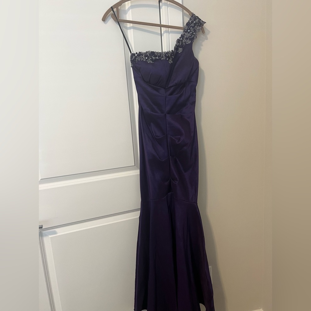 Stunning Xscape Brand purple long gown size 8